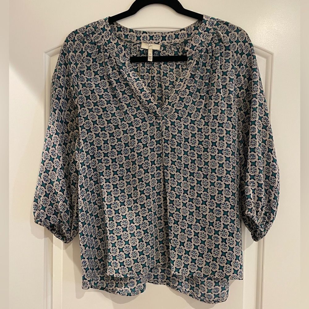 Joie Addie Geo Diamond Deep V
Blouse in Bright Green